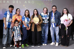 La jugadora del Pachuca Charlyn Corral (c) posa junto a su familia durante una rueda de prensa luego de obtener el galardón del Balón de Oro a la mejor delantera del 2026, este jueves en Pachuca (México). EFE/David Martínez Pelcastre 