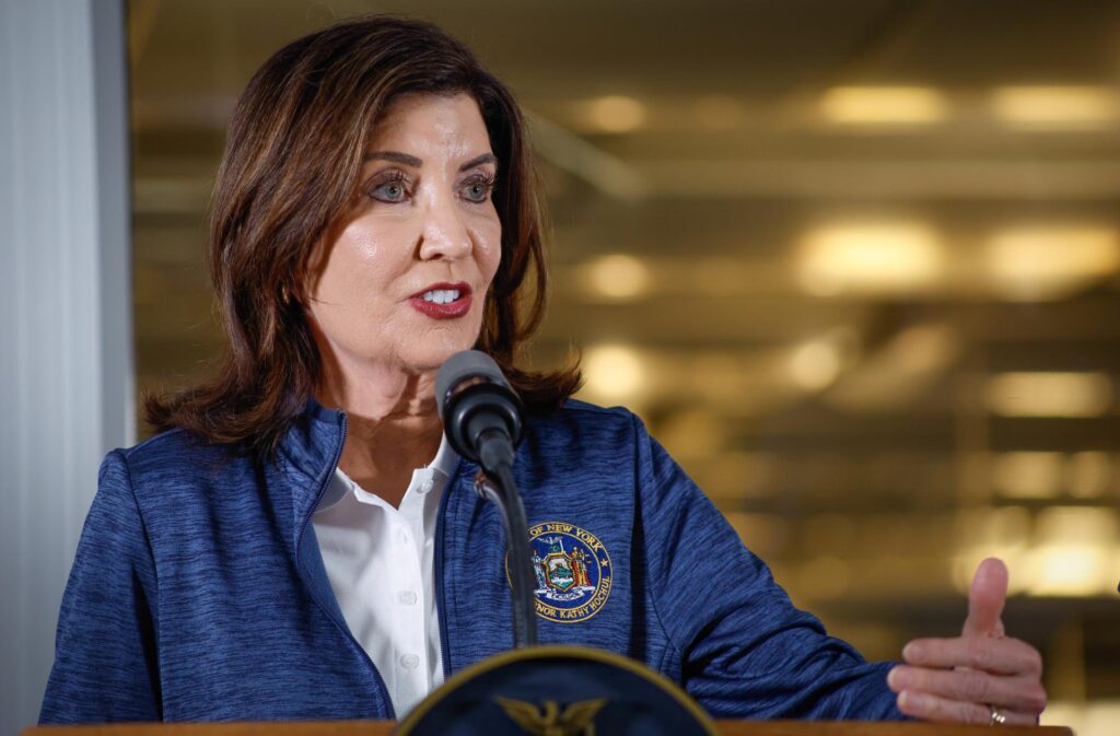 Fotografía de archivo del 17 de Mayo de 2026 que muestra a la gobernadora de Nueva York, Kathy Hochul, hablando durante una rueda de prensa en Nueva York (EE. UU.). EFE/ Kena Betancur