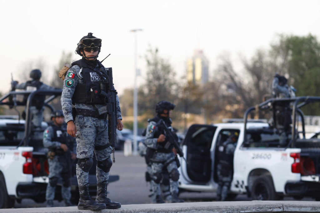 De acuerdo con el informe de las fuerzas federales, el arrestado operaba como encargado de plaza en el municipio de Rosales y coordinaba rutas de tráfico de droga y migrantes hacia territorio estadounidense, bajo las órdenes directas de su hijo, un mando regional identificado por el alias de 'Checo'. Fotografía de archivo. EFE/ Francisco Guasco