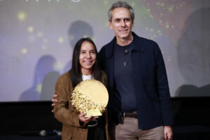 La jugadora del Pachuca Charlyn Corral (i) posa junto al presidente del Pachuca, Armando Martínez Patiño, durante una rueda de prensa luego de obtener el galardón del Balón de Oro a la mejor delantera del 2026, este jueves en Pachuca (México). EFE/David Martínez Pelcastre 